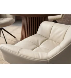 Invicta Interior - przedsprzedaż Krzesło obrotowe PAPILLON 83 cm 180 stopni skórzane beżowe